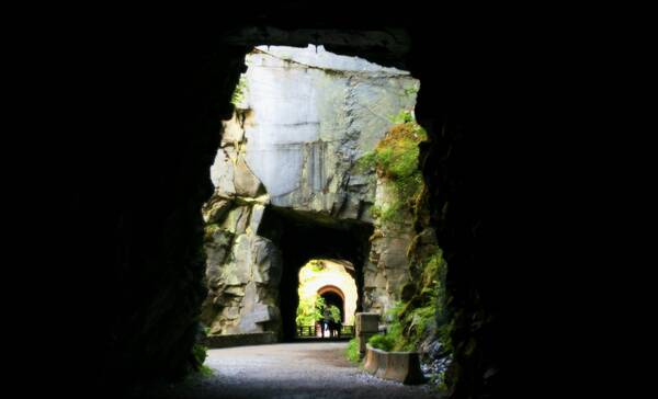 Othello Tunnels liggen in Coquihalla Provincial Park bij Hope