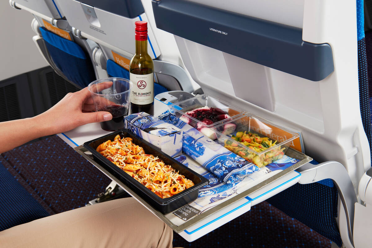 Что можно ребенку в самолет. Перекус в самолет. Еда в самолете. Тележка с едой в самолете. Обед в самолете.