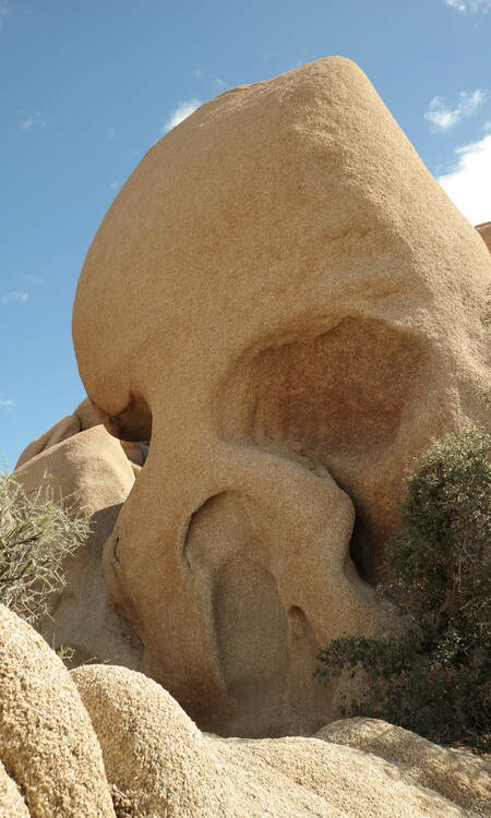 De beroemde Skull Rock in Joshua Tree lijkt echt op een schedel
