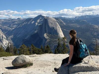 Grote waterval in Yosemite National Park om langs te wandelen