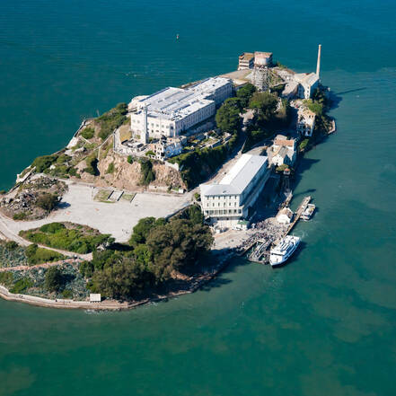 Helikopterview van gevangeniseiland Alcatraz in San Francisco
