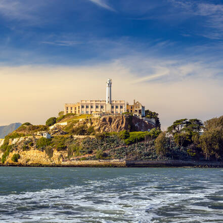 Alcatraz ligt op een eiland in de baai van San Francisco. Uitzicht vanaf de boot.