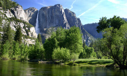 Yosemite Valley met zijn rotsen en watervallen