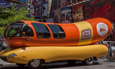 Een Wienermobile is een hotdogkraam in de vorm van een hot dog