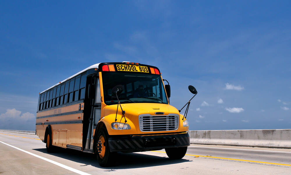 Amerikaanse kinderen gaan met de schoolbus naar school