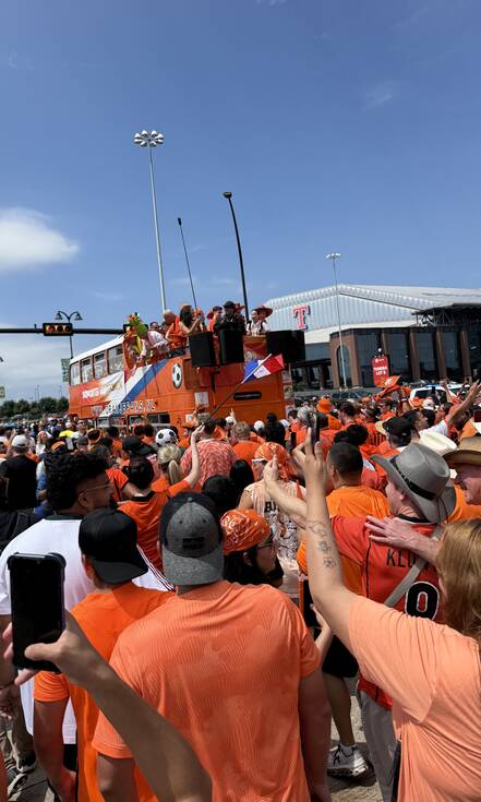 De befaamde bus voorop in de fanwalk De beroemde oranje bus tijdens de fanwalk in Dallas