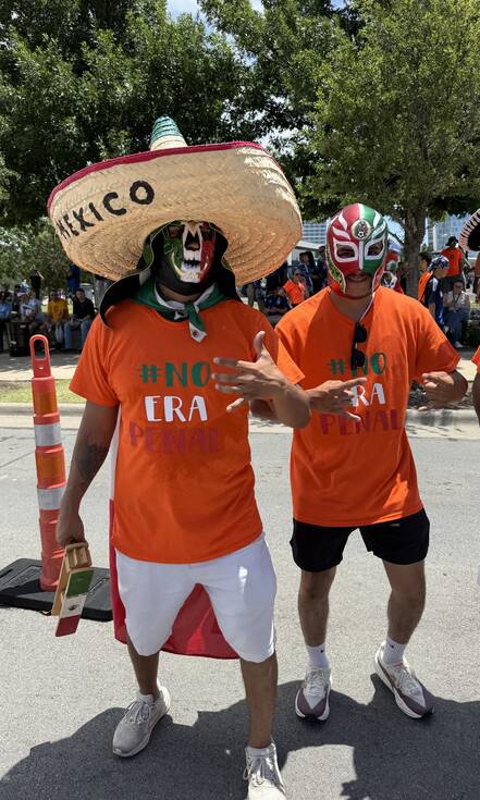 No Era Penal Supporters tijdens de fanwalk in Dallas