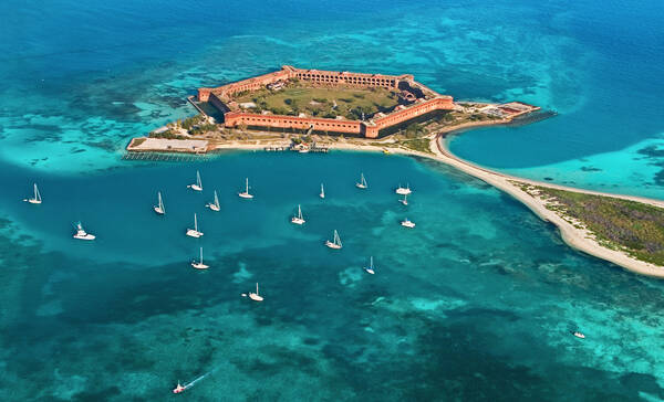Dry Tortugas National Park is een eiland met fort, te bereiken per boot of vliegtuigje