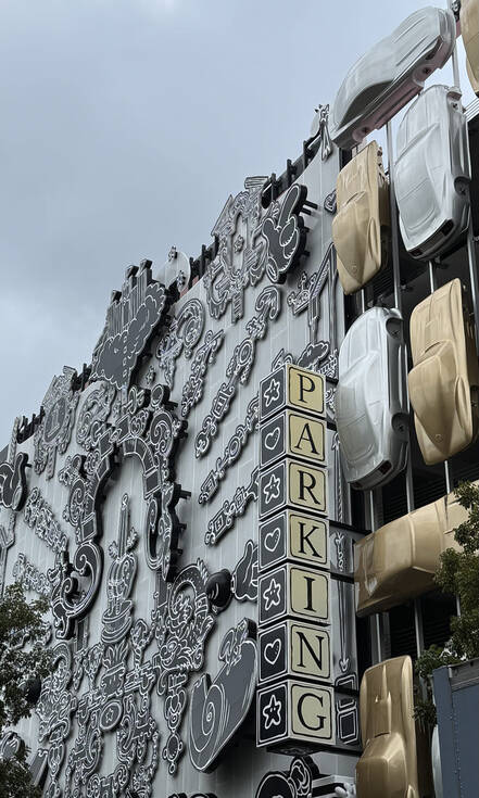 Auto aan de gevel van een parkeergarage in het Design District
