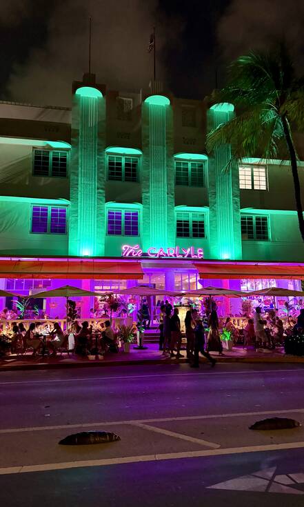 In de avond verlichte Ocean Drive