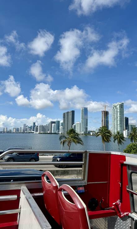 Miami vanuit een rode hop on hop off dubbeldekkerbus