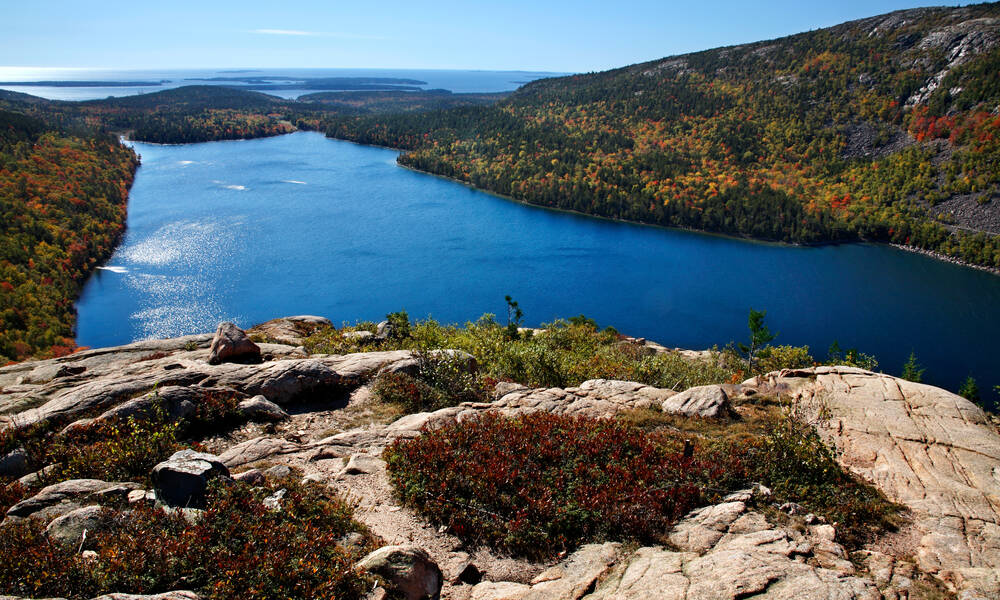Het uitzicht vanaf de North Bubble bij Jordan Pond in Acadia National Park Maine
