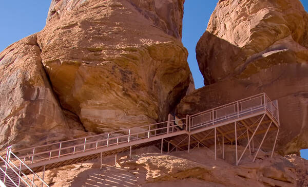Valley of Fire, via een trap bereik je de rotsschilderingen van Atlatl Rock