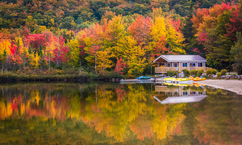 Meer met gekleurde herfstbomen aan een meer in Franconia Notch State Park in New Hampshire