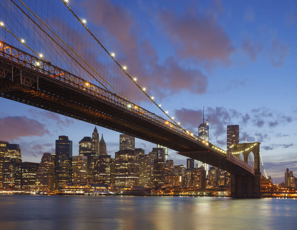 Woedend bovenste Trekken Bouwwerk: Brooklyn Bridge in New York, New York