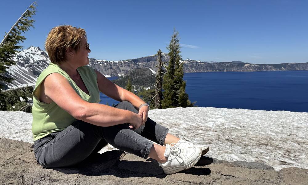 Mirjam bij de rand van Crater Lake met sneeuw