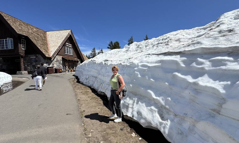 Mirjam bij een grote lading sneeuw