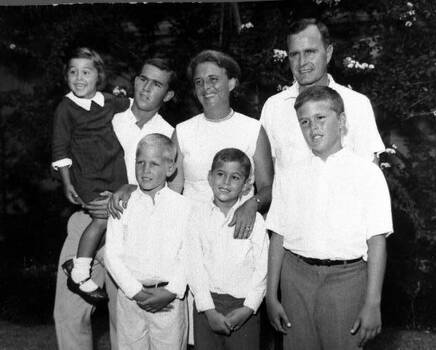 G.H.W. Bush, zijn vrouw Barbara en hun kinderen