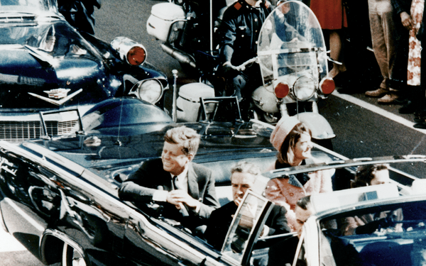 President JFK rijdt door Dallas, vlak voor de moordaanslag
