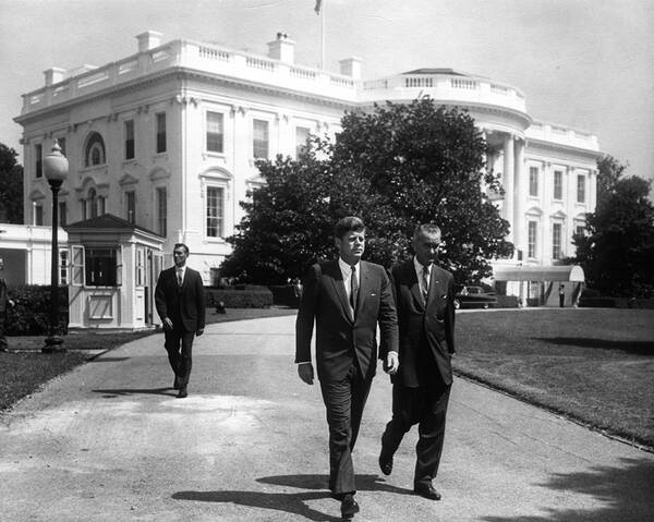 JFK met zijn vicepresident Johnson bij het Witte Huis