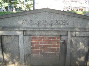 John Quincy Adams werd eerst begraven op de Hancock Cemetery in Quincy