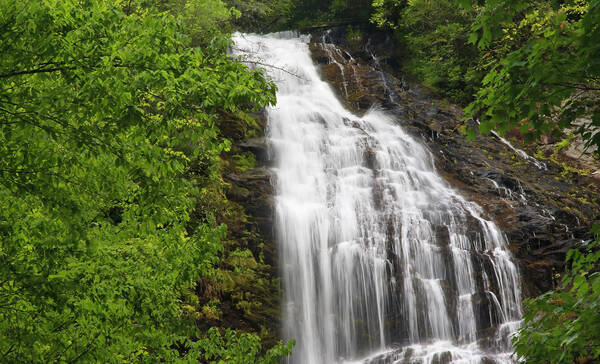 Mingo Falls ligt in Tennessee in het Cherokee Indian Reservation