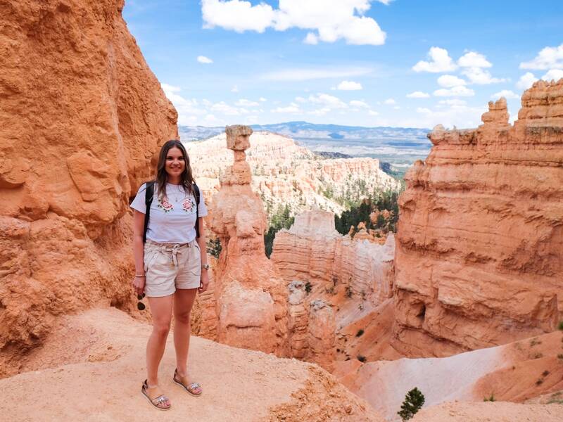 Wandelen tussen de rode rotspilaren in Bryce Canyon