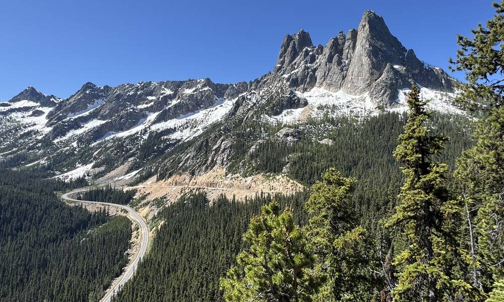 uitzicht vanaf een berg op een weg door een bergpas