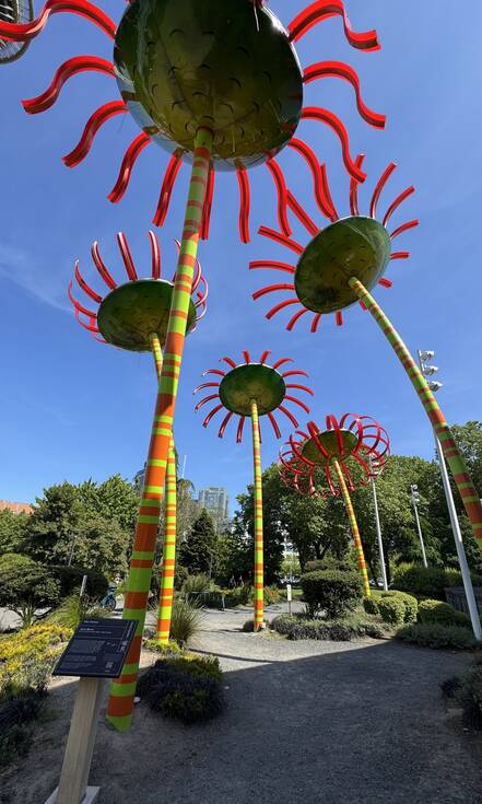 Een kleurrijke glaskunst installatie van bloemen