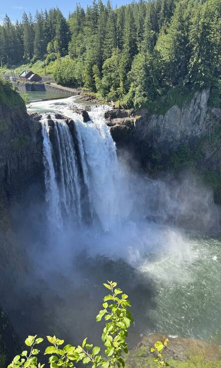 Een brede waterval over een rotsklif