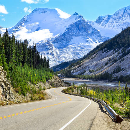 Weg dwars door de Rocky Mountains in Canada