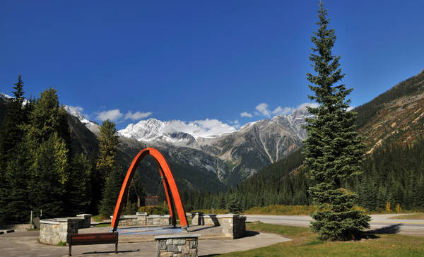Summit Monument van Rogers Pass in Glacier National Park BC