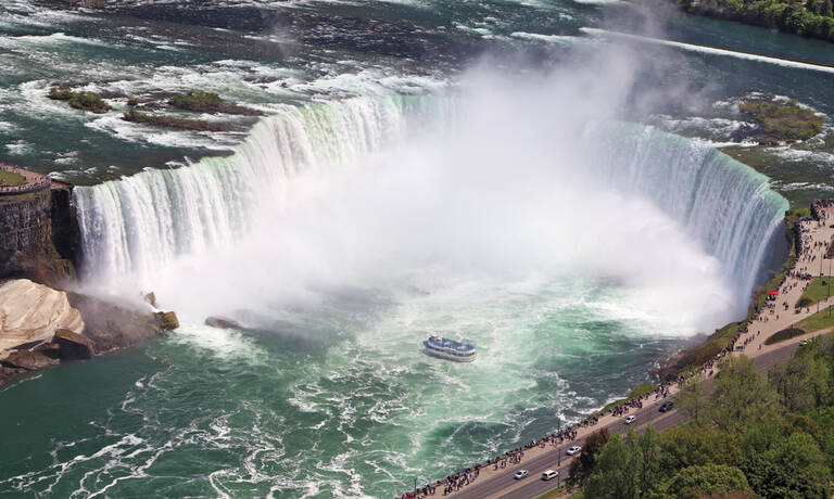 Trek de beroemde gele poncho aan en bewonder de daverende Niagara Falls 
