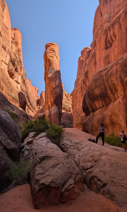 Op de foto zie de ranger tijdens de Arches Fiery Furnace tour door Arches National Park