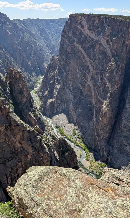 Op de foto zie je een diepe kloof in het Black Canyon of the Gunnison National Park 