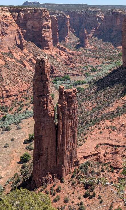 Op de foto zie je Spider Rock in Canyon de Chelly National Monument