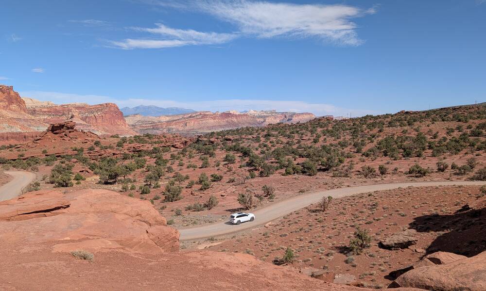 Op de foto zie je Scenic Drive door Capitol Reef National Park, Utah