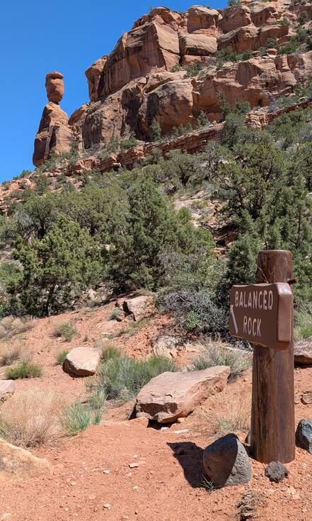 Op de foto zie je een foto tijdens een trail in Colorado National Monument, Colorado