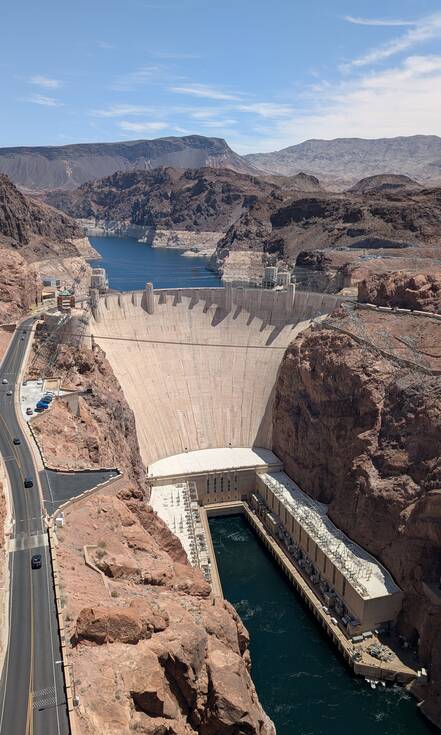 Op de foto zie je het immense bouwwerk de Hoover Dam, Nevada en Arizona