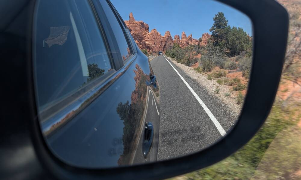Op de foto zie je Scenic Drive door Capitol Reef National Park, Utah