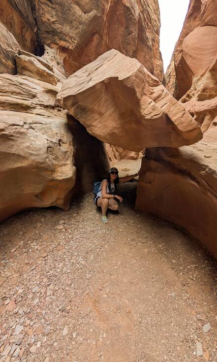 Op de foto zie je Alie, tijdens een trail door Little White Horse Canyon