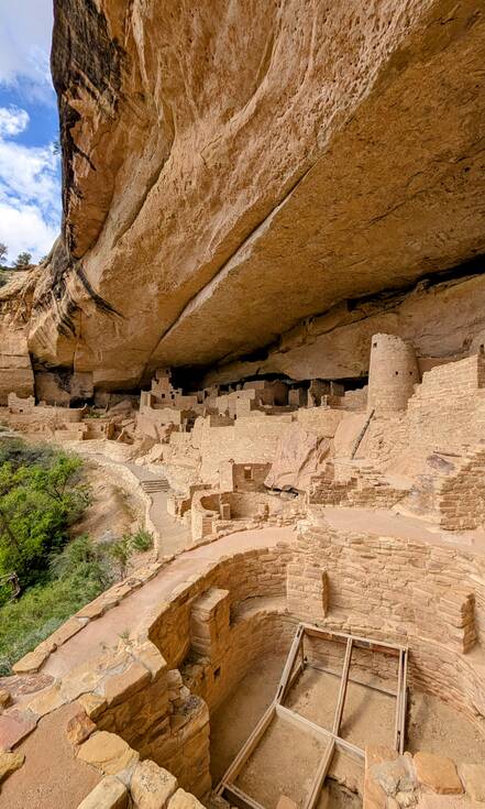 Op de foto zie je de grotwoningen van Mesa Verde National Park, tijdens de Cliff Palace Tour die Alie maakte, hier woonden tussen 1190 en 1280 ongeveer honderd mensen.