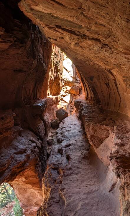 Op de foto zie je de verborgen grot tijdens de wandeling van Alie in Sedona