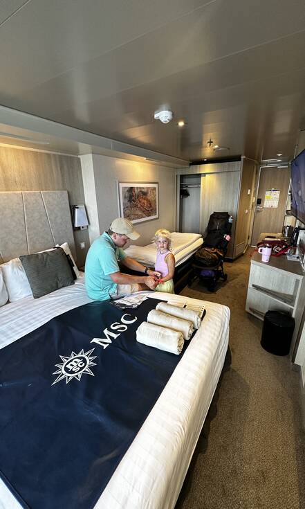 Op de foto zie je een kamper op het schip. Je zit de man en dochter van Carola bij een tweepersoonsbed. Daar achter staat een kleiner bed.
