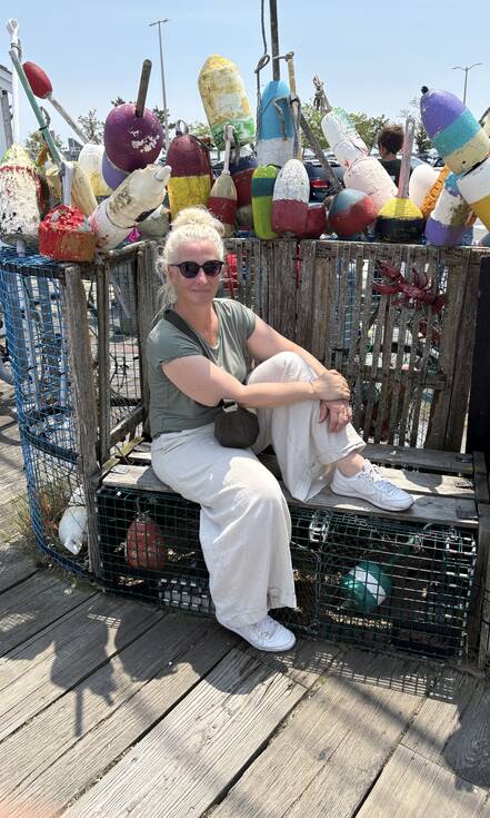 Marianne op een bankje op Cape Cod