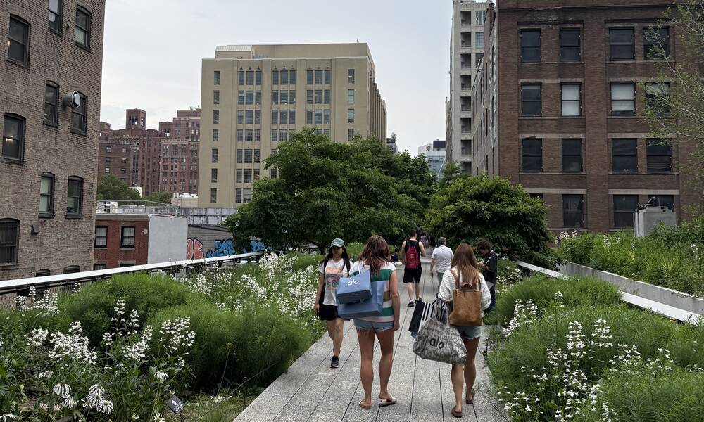 Groene oase midden in New York, mensen wandelen over de High Line
