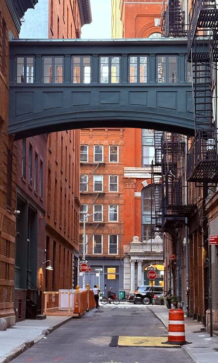 Iconisch straatbeeld met bakstenen gebouwen in New York