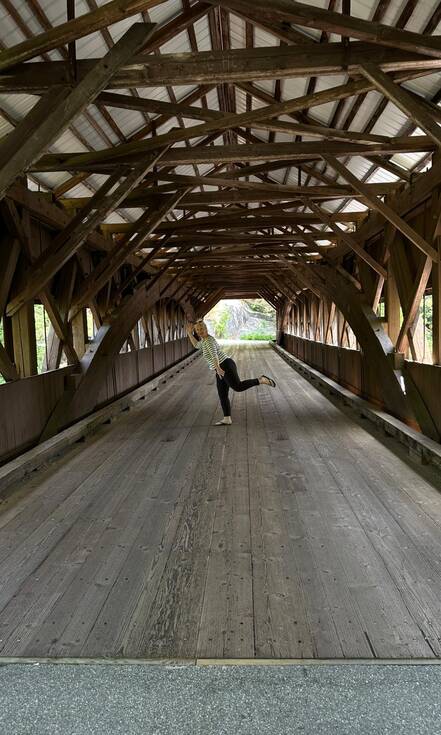 Wandelen onder de overdekte brug in de White Mountains