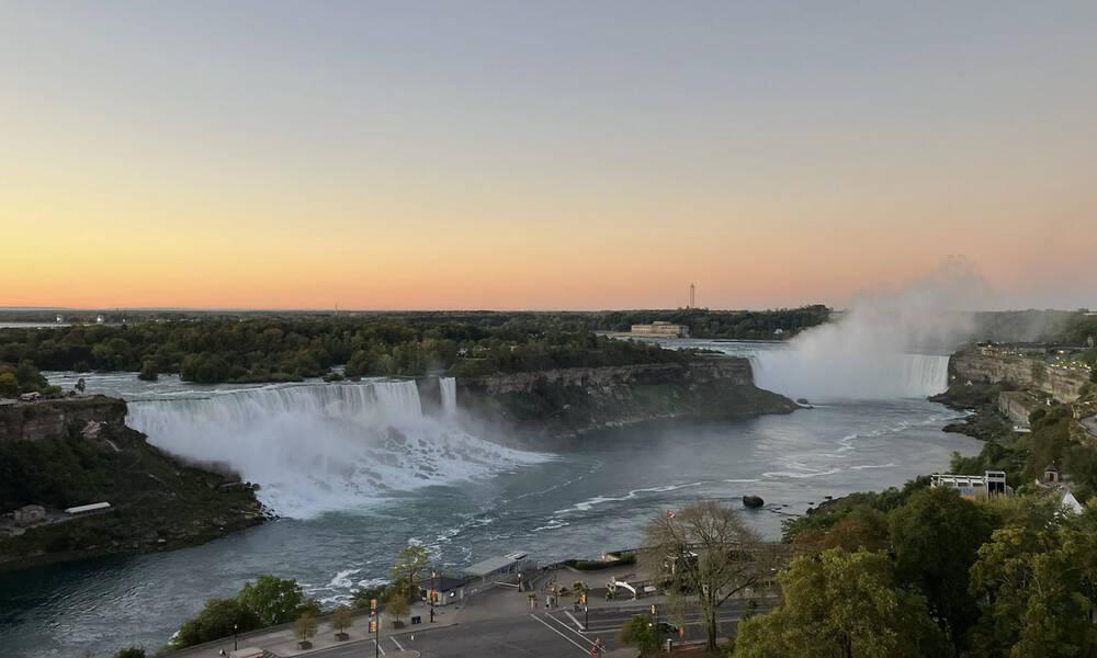 Op de foto zie je de zonsopkomst boven Niagara Falls