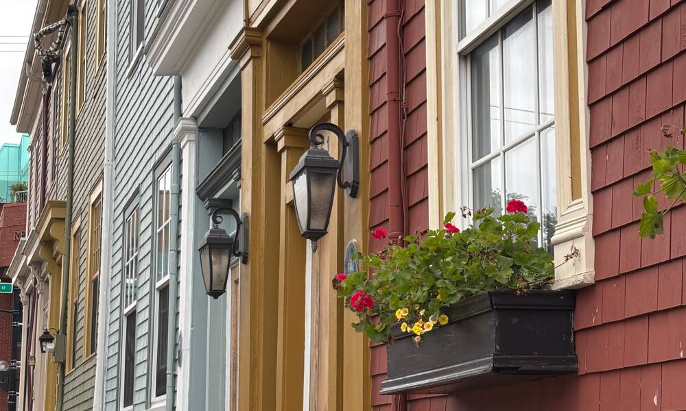 Op de foto zie je huizen in Halifax